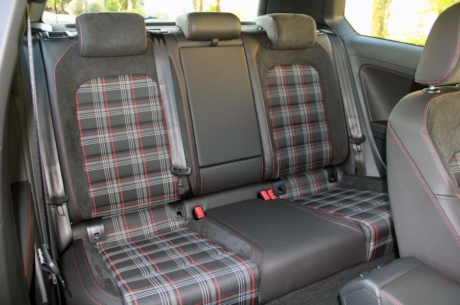Интерьер Volkswagen Golf GTi 5-Door 2015 года  (фото 45 из 48)
